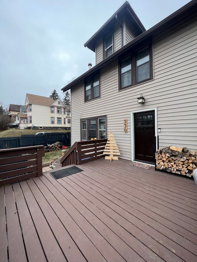 Building Photo - Available January 15th - 3 bedroom 2 bathr...