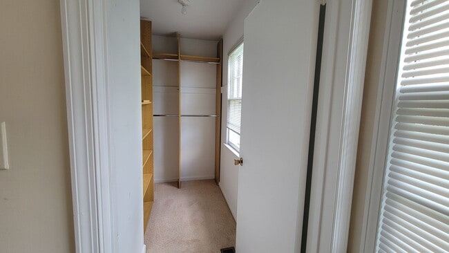 Building Photo - Stunning 4 Bedroom 2.5 Bathroom 3-Level Ho...