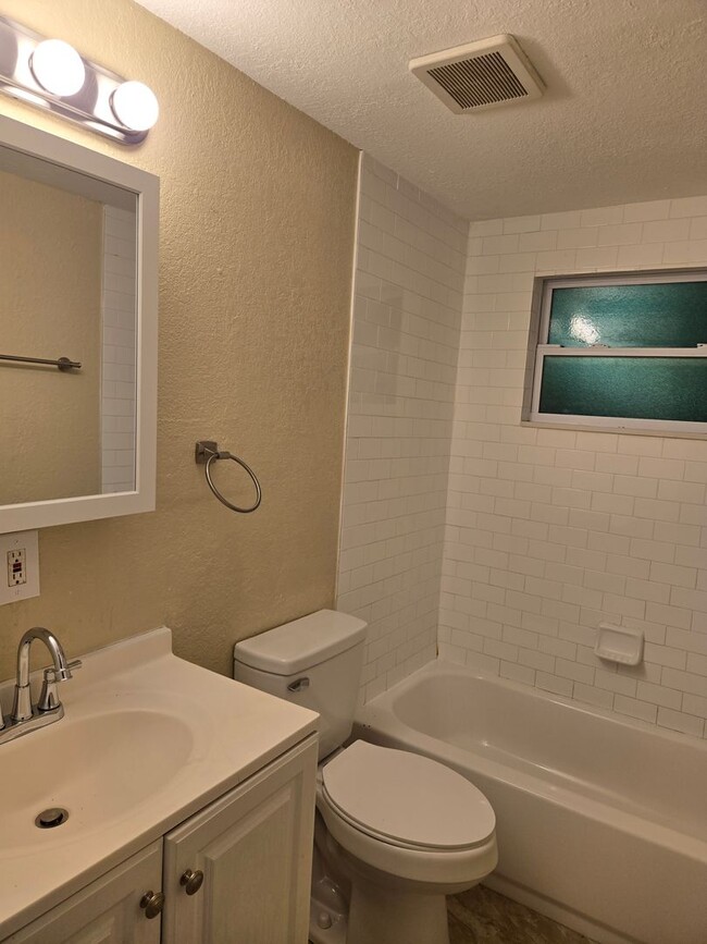 Building Photo - 2 BEDROOM 1 BATH NEAR USF