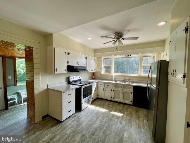 Building Photo - 692 Lenni Rd