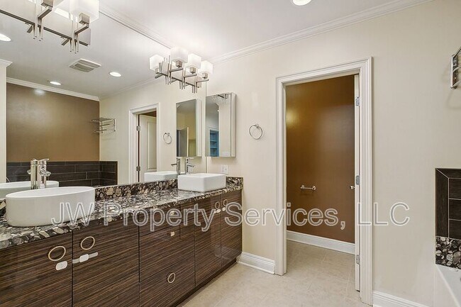 Building Photo - 5427 Charlotte Dr