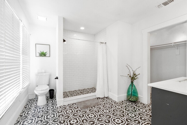 Bedroom 1 bathroom with shower - 2511 Lipscomb St