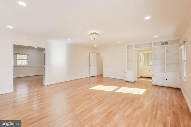 Building Photo - 4001 N Ridgeview Rd