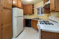 Building Photo - Private 2 bed/ 2 bath condo located in Springland Village