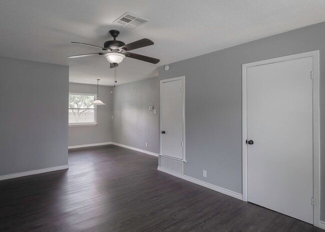 Building Photo - Beautifully remodeled 4 bedroom!