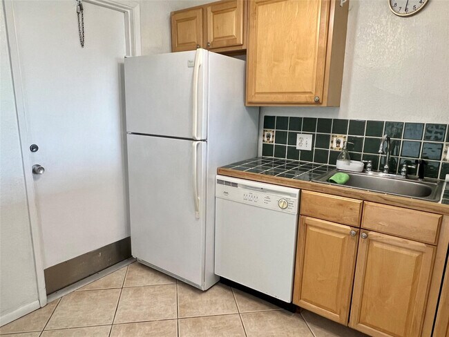 Building Photo - 3000 N Palm Aire Dr