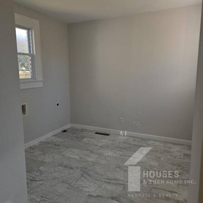 Building Photo - 106 E Wilburn Ave