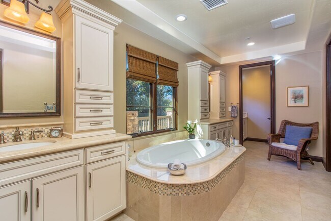 Building Photo - Large 5 bed / 5 bath Tuscan Style Home on ...
