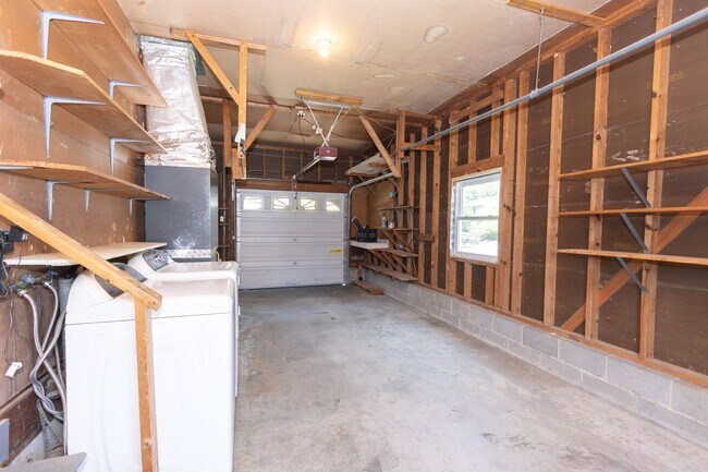 Building Photo - Renovated 3bdr 2bth rancher in the heart of Newport News