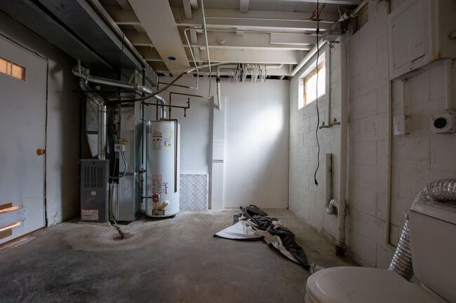 Building Photo - Split Entry 3 Bedroom / 2 Bathroom Home