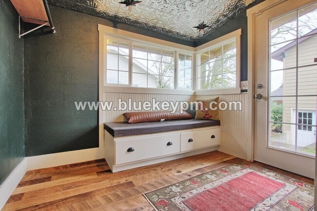 Building Photo - 3 Bed, 2 Bath Cottage in Uptown Vancouver with 2 Bedrooms on Main, Home Office and Bonus Room