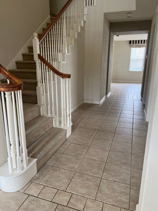 Building Photo - 627 Tradition St