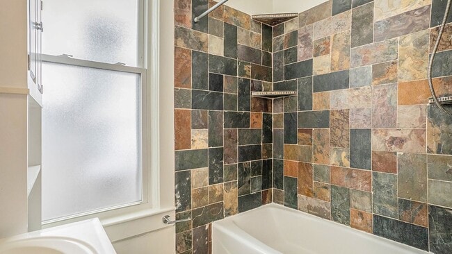 Building Photo - Unique 2 Bed, 1 Bath Home in the Lincoln P...