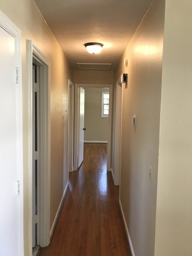 Building Photo - **ON HOLD**3 Bedroom / 1.5 Bathroom Home f...