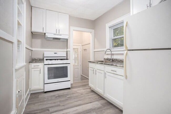 Building Photo - $1395- 2 Bedroom home, Renovated - Ask about our security deposit alternative!