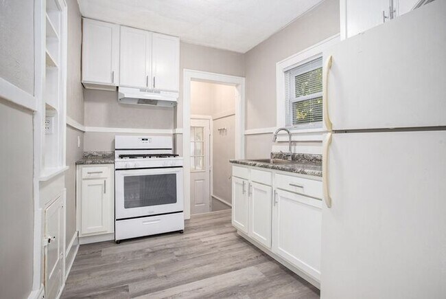 Building Photo - $1450- 2 Bedroom home, Renovated - Ask abo...