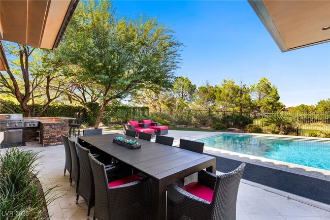 Building Photo - 2 Castle Oaks Ct