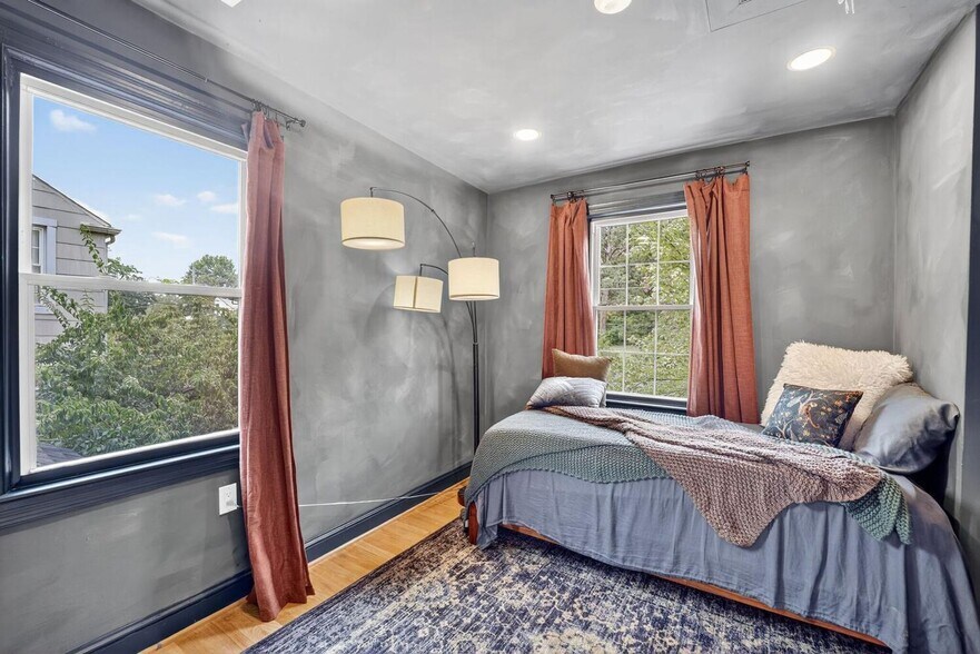 Building Photo - 6017 Inwood St