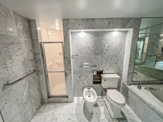 Building Photo - Fantastic 3 Bedroom 3 Bathroom Condo With ...