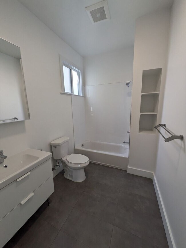 Building Photo - 1048_DIVIS