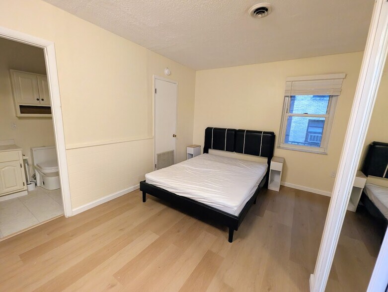 Queen size bed and Mattress - 5523 Ellsworth Ave