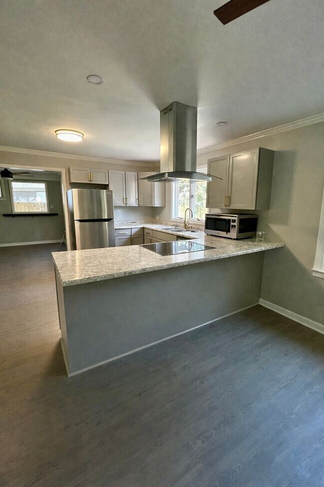 Building Photo - 1903 Azalea Dr