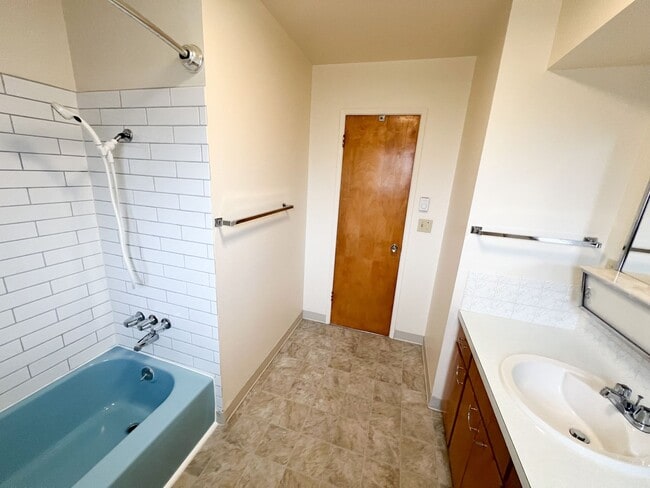 Building Photo - 3 Bedroom, 2 Bath - Home in Moyina Heights