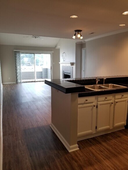 living area - 18705 Vineyard Point Ln