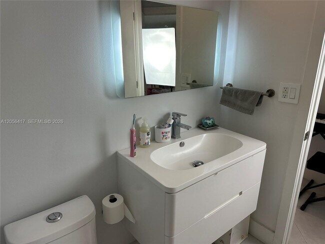 Building Photo - 888 Brickell Key Dr