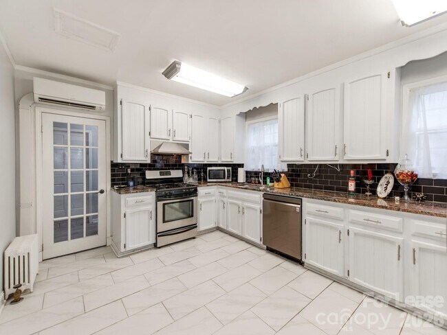Building Photo - 1209 Oakwood Ave