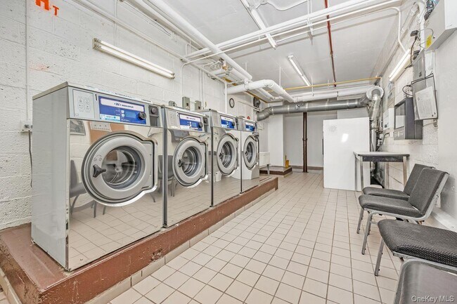 Building Photo - 98-50 63rd Dr