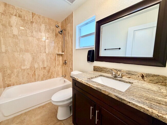 Building Photo - Centrally Located 3 Bedroom 2 Bath 1 Car Garage Duplex- Lawn service and washer and dryer is incl...