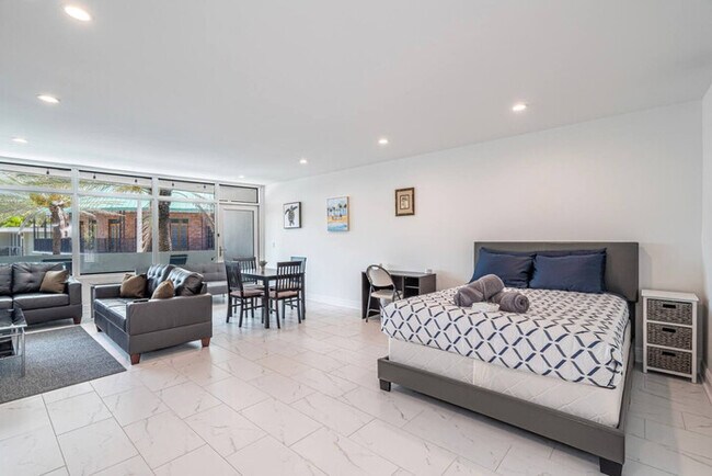 Building Photo - Beachfront Bloo's -2 Units-Ocean View Balc...