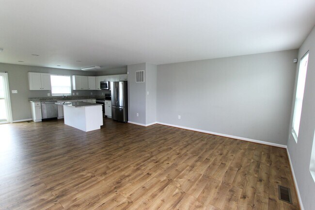 Building Photo - 4 Bed, 2.5 Bath Single Family Home in Mart...
