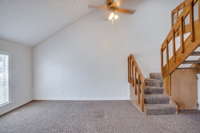 Building Photo - MOVE IN SPECIAL! 3/2 Close to Tech