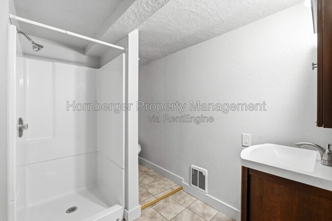 Building Photo - 1108 W 12th Ave