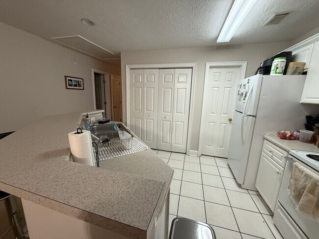 Building Photo - Great 2 Bedroom 2 Bath Townhouse with Garage