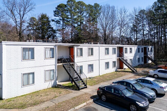 Building Photo - Spacious, affordable two bedroom townhouse just minutes from shopping and dining in Gastonia!