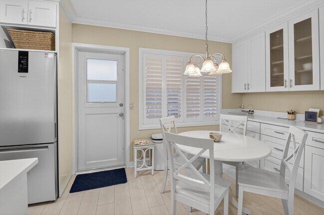 Building Photo - 817 N Ocean Blvd