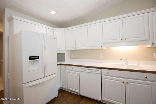 Building Photo - 1205 Greenbriar Dr