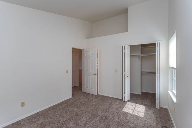 Building Photo - Lovely District 20 Townhome!