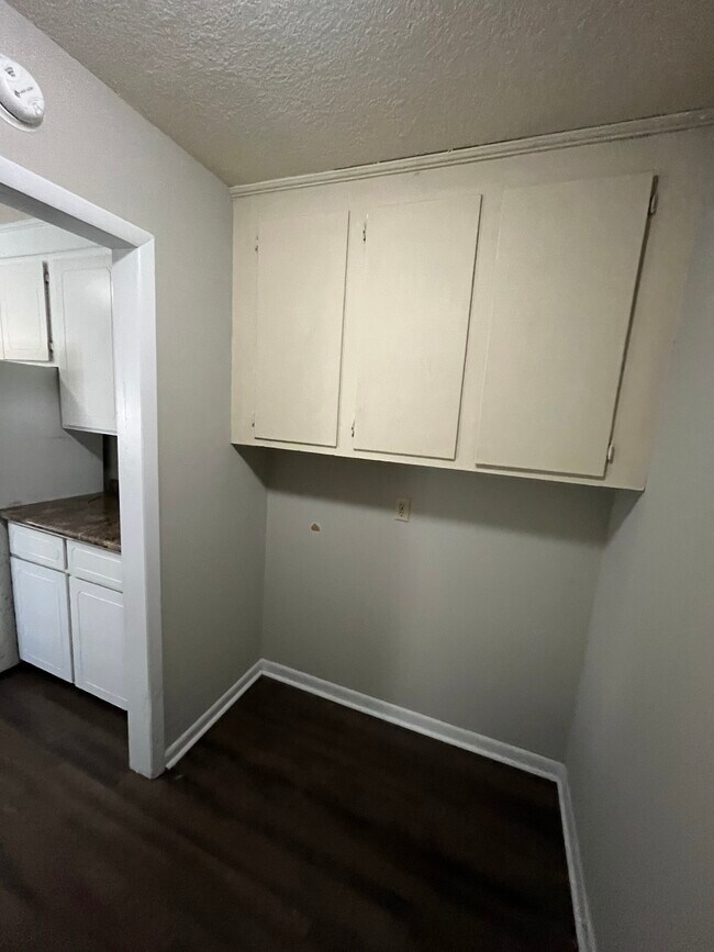 Building Photo - 704 E Grady St