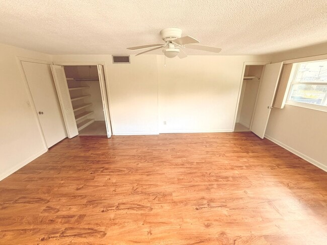 Building Photo - 8915 Silver Lake Dr