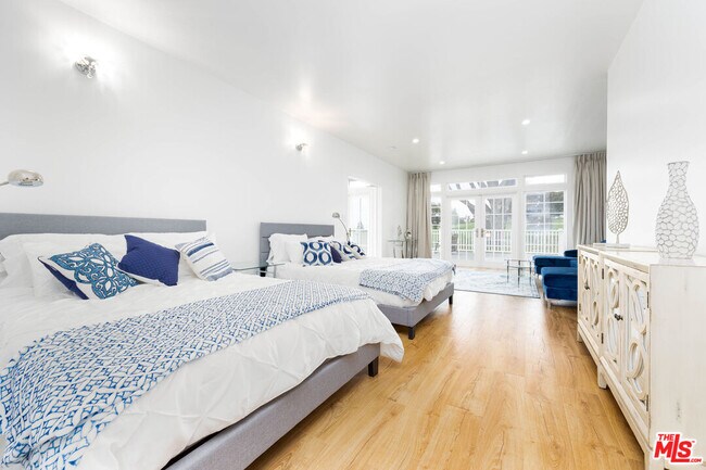 Building Photo - 1110 W Muirlands Dr