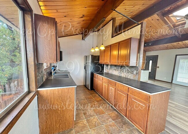 Building Photo - Delightful 3 Bed 2 Bath Home With Epic Mou...