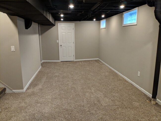 Building Photo - 707 N Altadena Ave