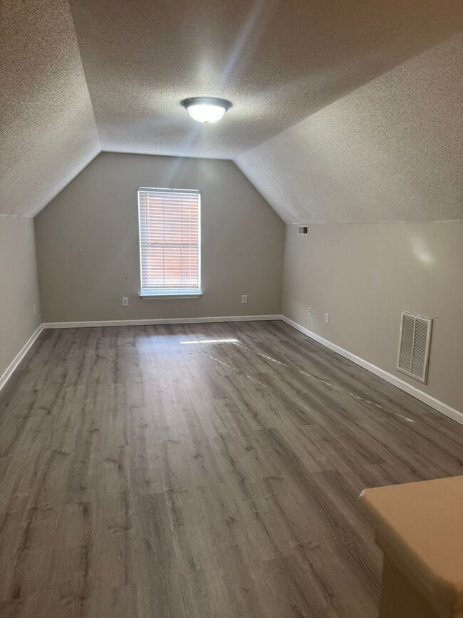 Building Photo - Great Price and location!