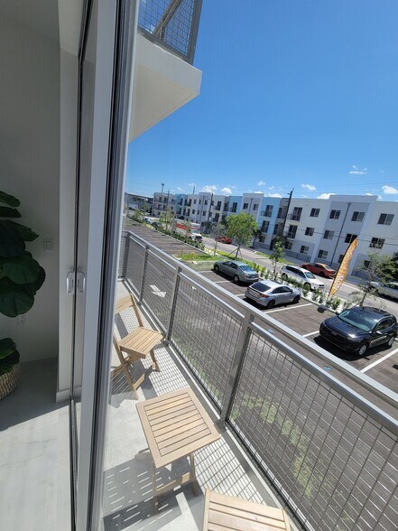 Building Photo - 935 SW 72nd Ave