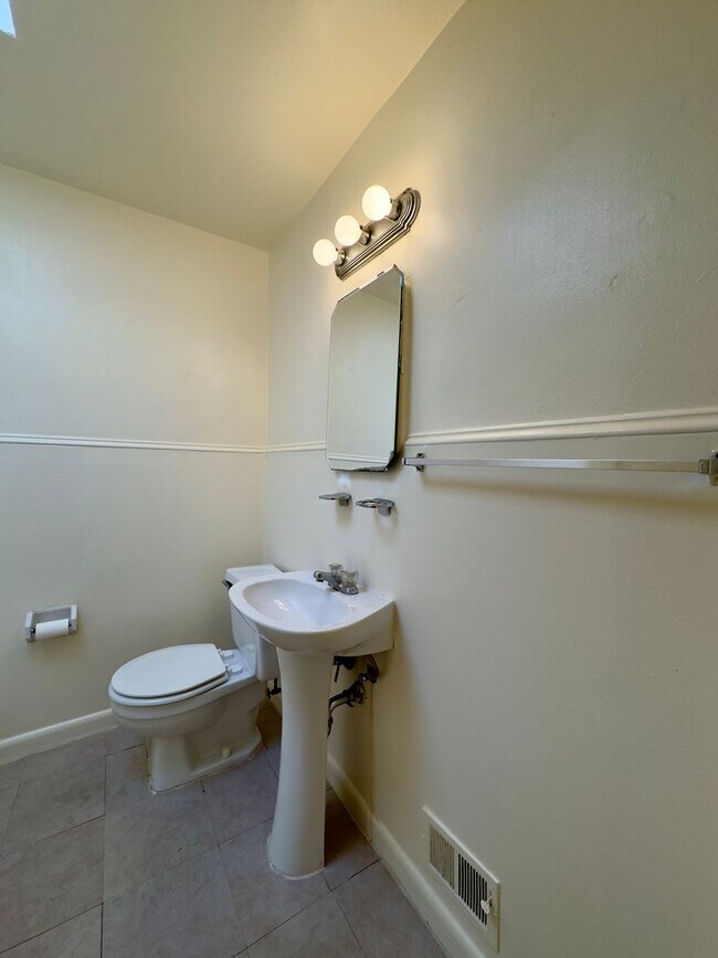 Building Photo - Charming 2 Bedroom/1 Bathroom Townhome in ...