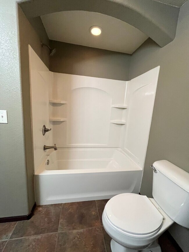 Building Photo - Stunning 4 Bed/2 Bath with 3 Car Garage and Fenced in Yard!